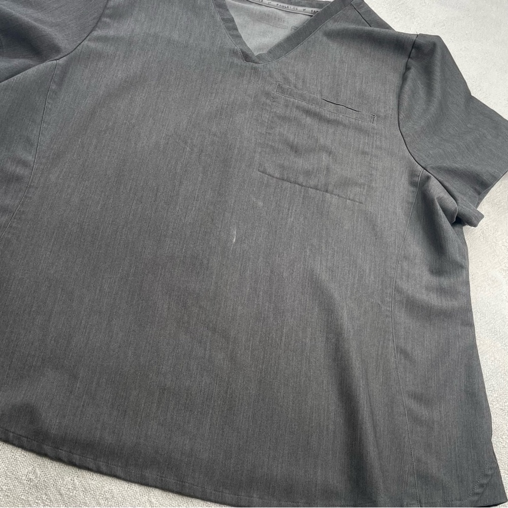 Fabletics Short Sleeve V-Neck Scrubs in Charcoal Gray ~ Size 2X Healthcare